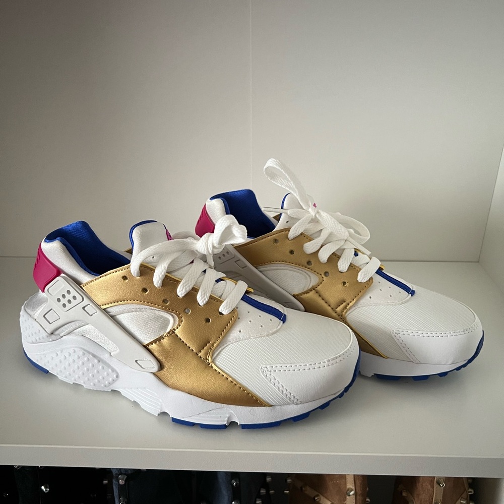 White/gold Nike huarache